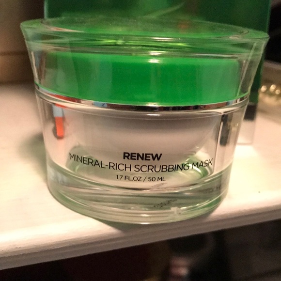 𝅺NEW Seacret Mineral Rich Scrubbing Mask - Picture 3 of 3